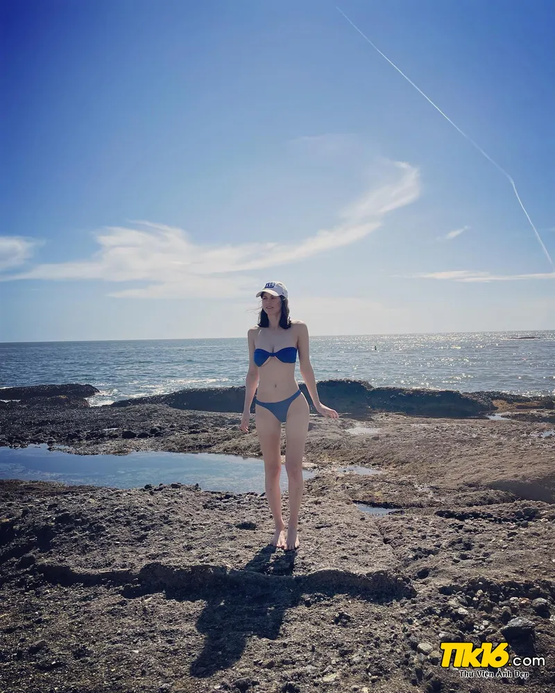 Ảnh Alexandra Daddario mặc bikini